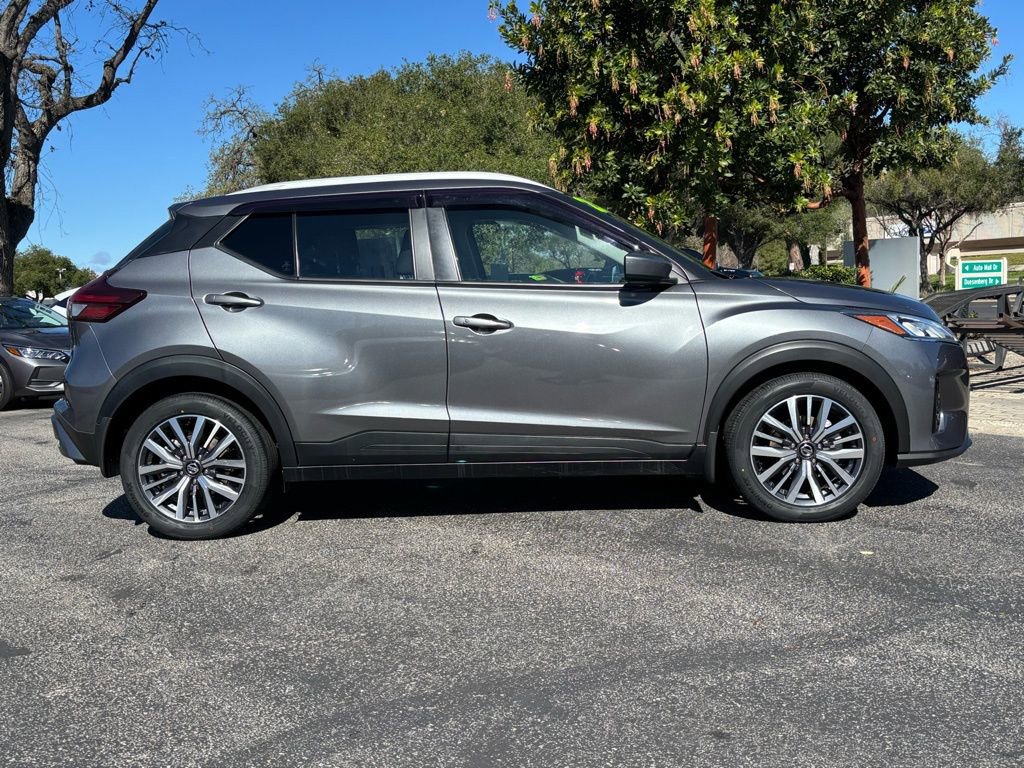 Used 2021 Nissan Kicks SV image 2