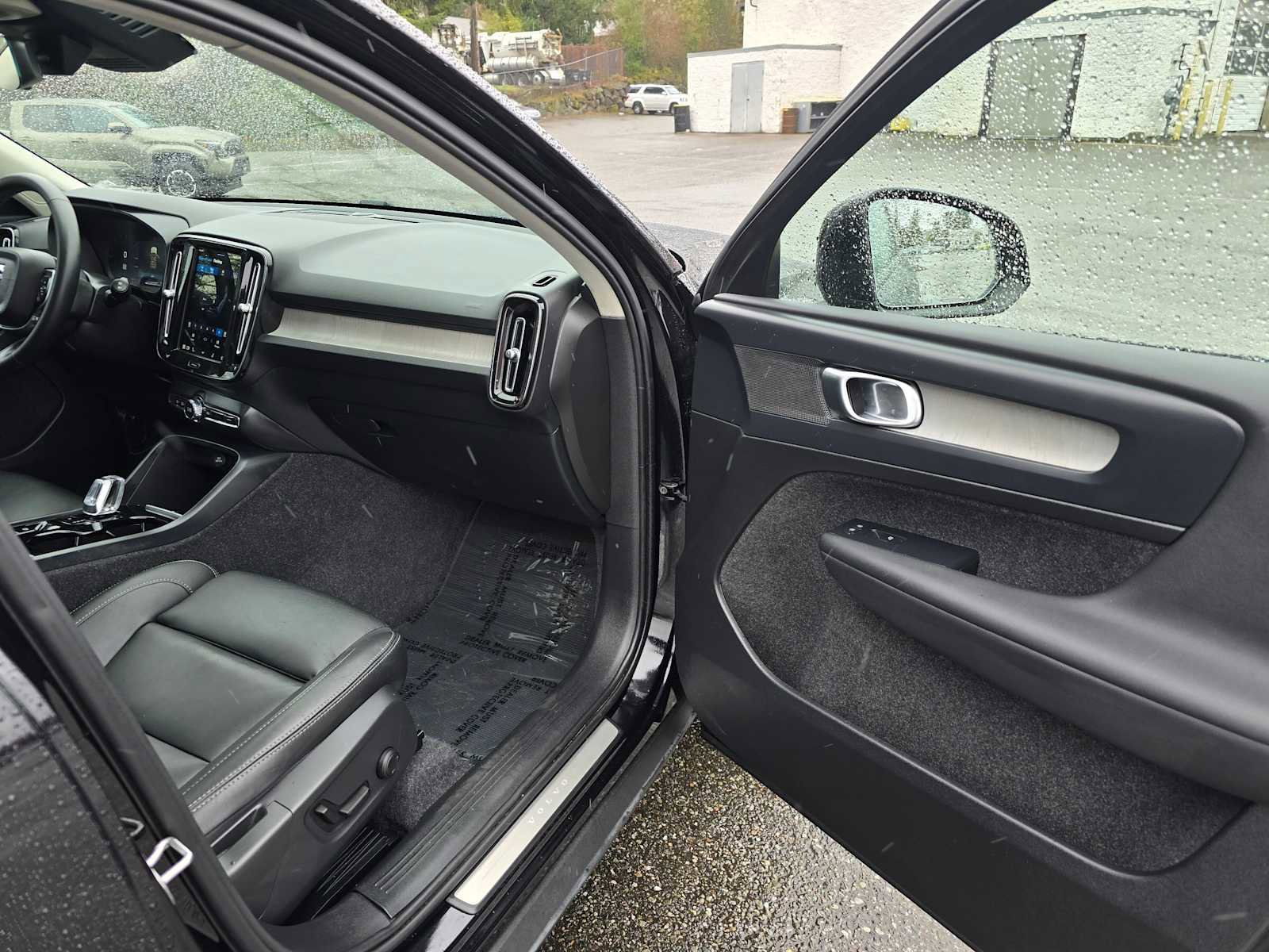 Used 2025 Volvo XC40 B5 Plus AWD/4WD image 10