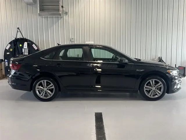 Used 2020 Volkswagen Jetta R-Line w/ R-Line Cold Weather Package FWD image 2