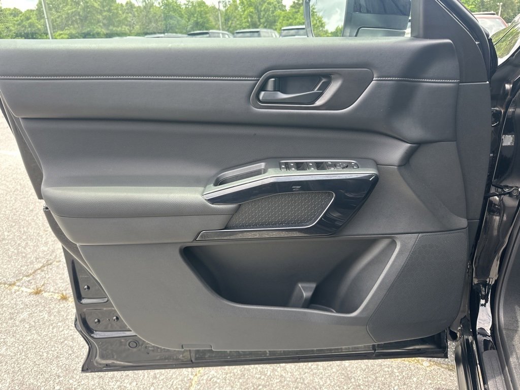 Used 2024 Nissan Pathfinder S image 22