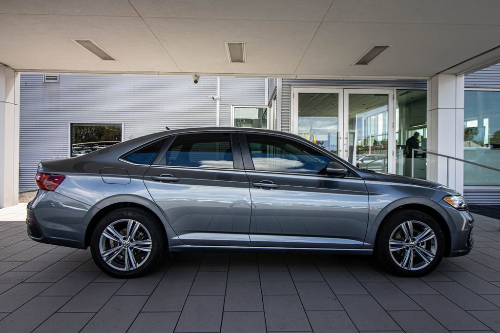 Certified 2022 Volkswagen Jetta SE image 3