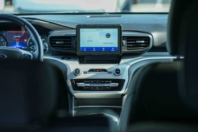 Used 2023 Ford Explorer XLT image 13