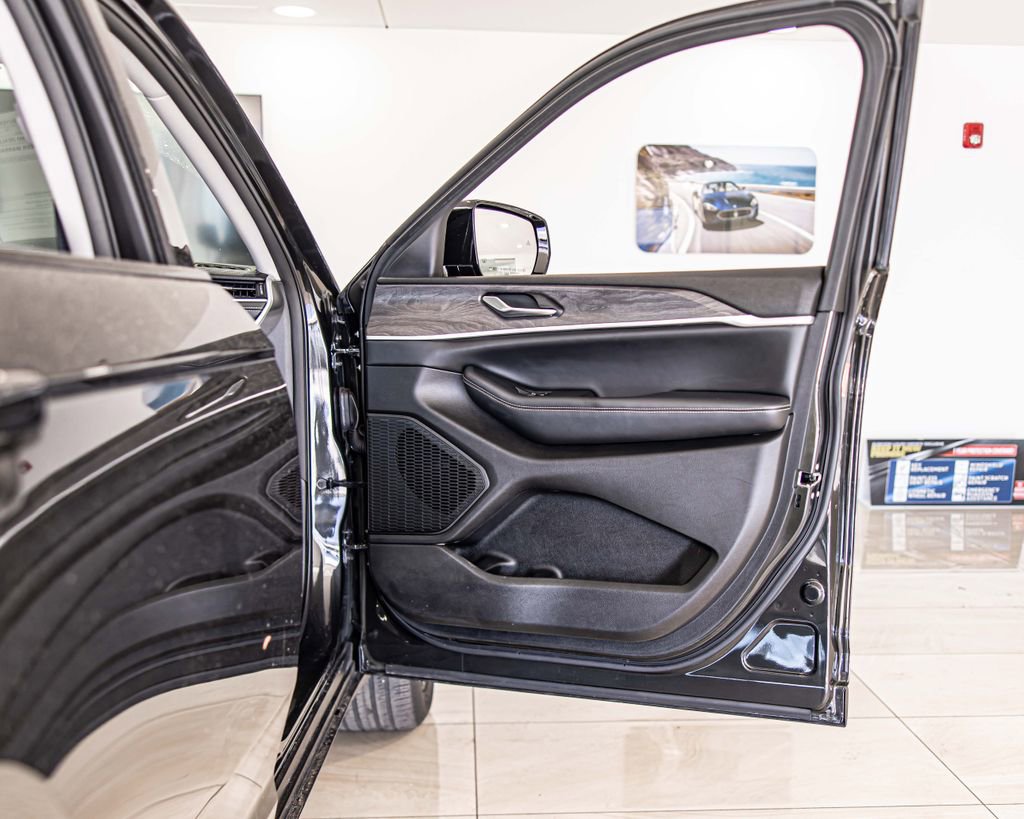 Used 2023 Jeep Grand Cherokee L Limited w/ Black Appearance Package image 43