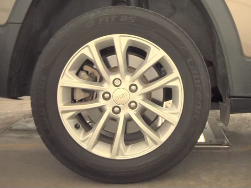 Used 2019 Jeep Cherokee Latitude w/ Popular Appearance Group FWD image 12