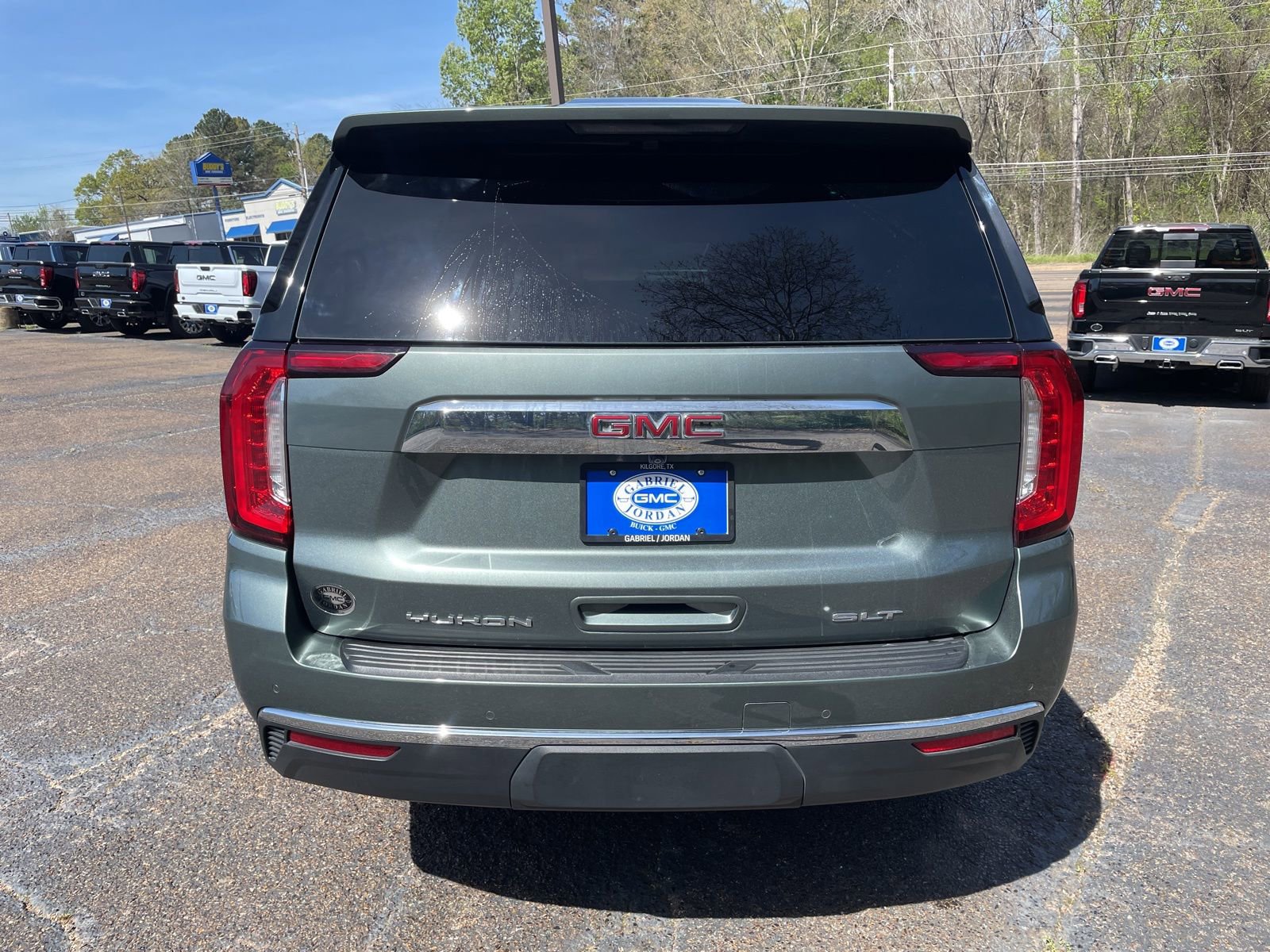 Used 2024 GMC Yukon SLT w/ SLT Luxury Package image 4