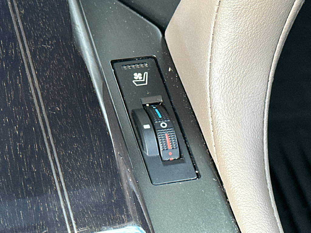 Used 2023 Lexus GX 460 Premium w/ Accessory Package AWD/4WD image 31