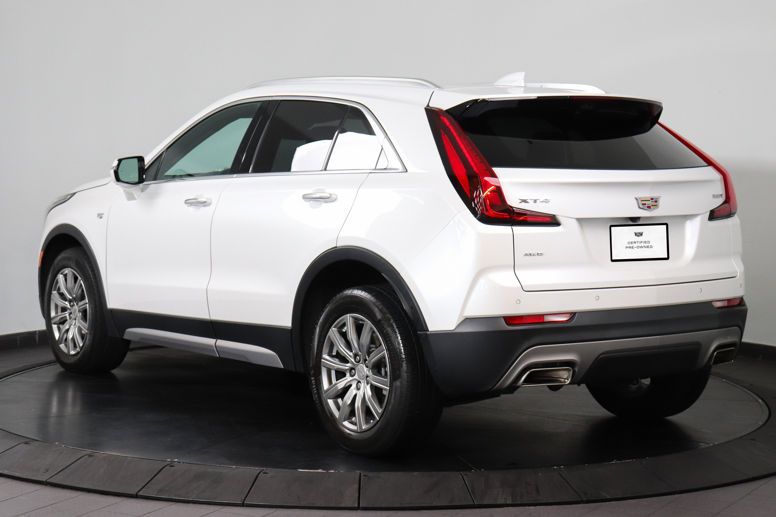 Used 2022 Cadillac XT4 Premium Luxury w/ Enhanced Visibility Package AWD/4WD image 3