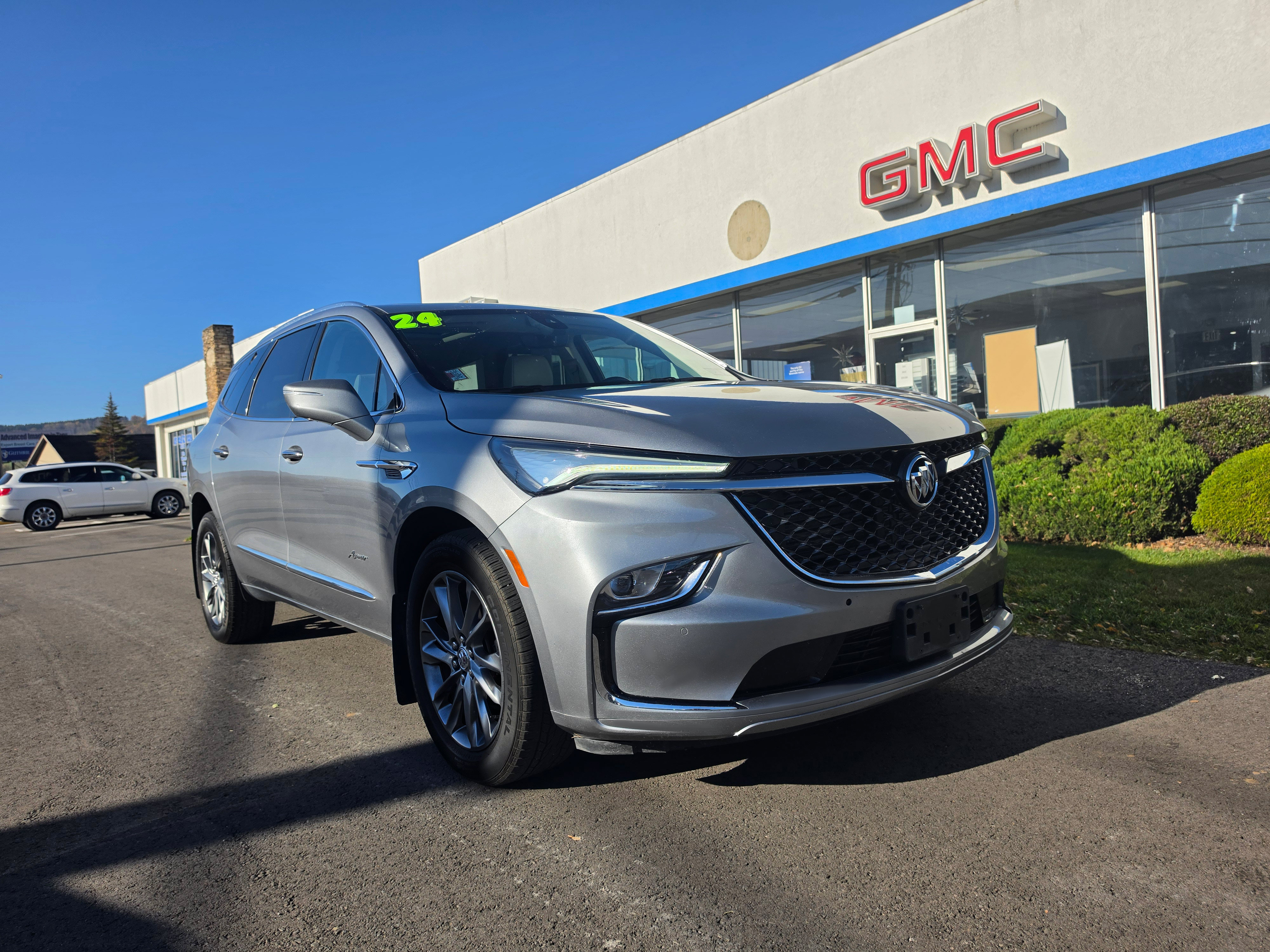 Used 2024 Buick Enclave Avenir AWD/4WD image 1
