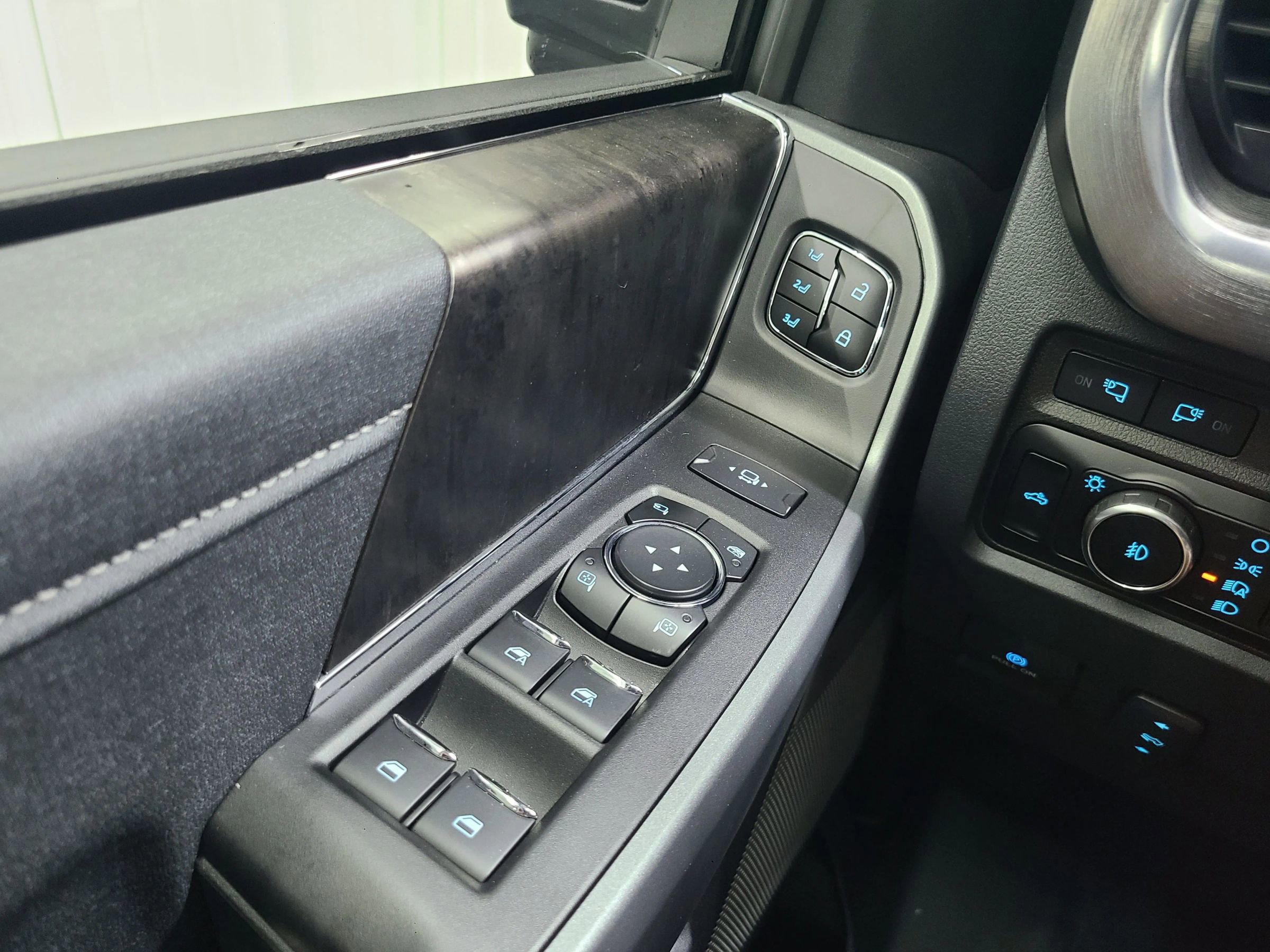 Used 2024 Ford F250 Lariat w/ Sport Appearance Package image 28