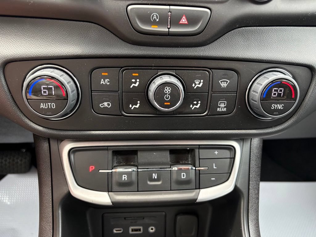 Used 2023 GMC Terrain SLE w/ Driver Convenience Package FWD image 4