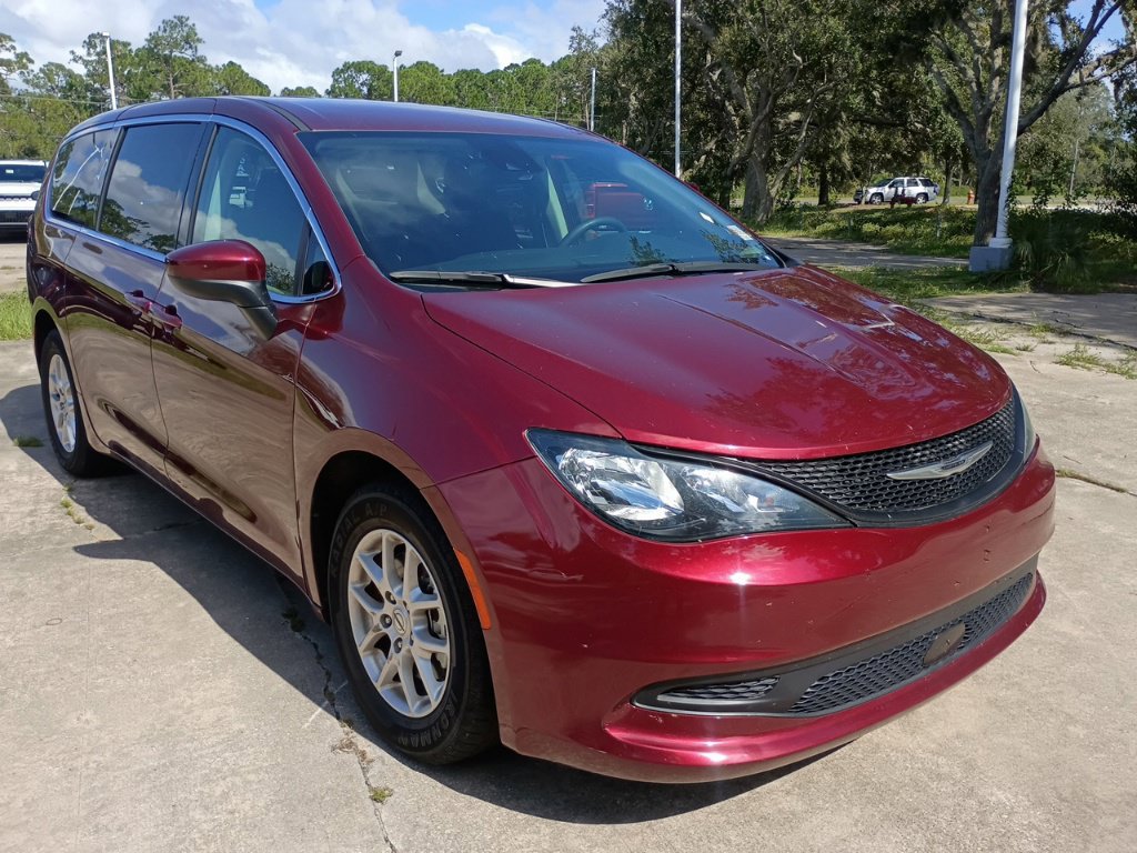 Certified 2023 Chrysler Voyager LX FWD image 3