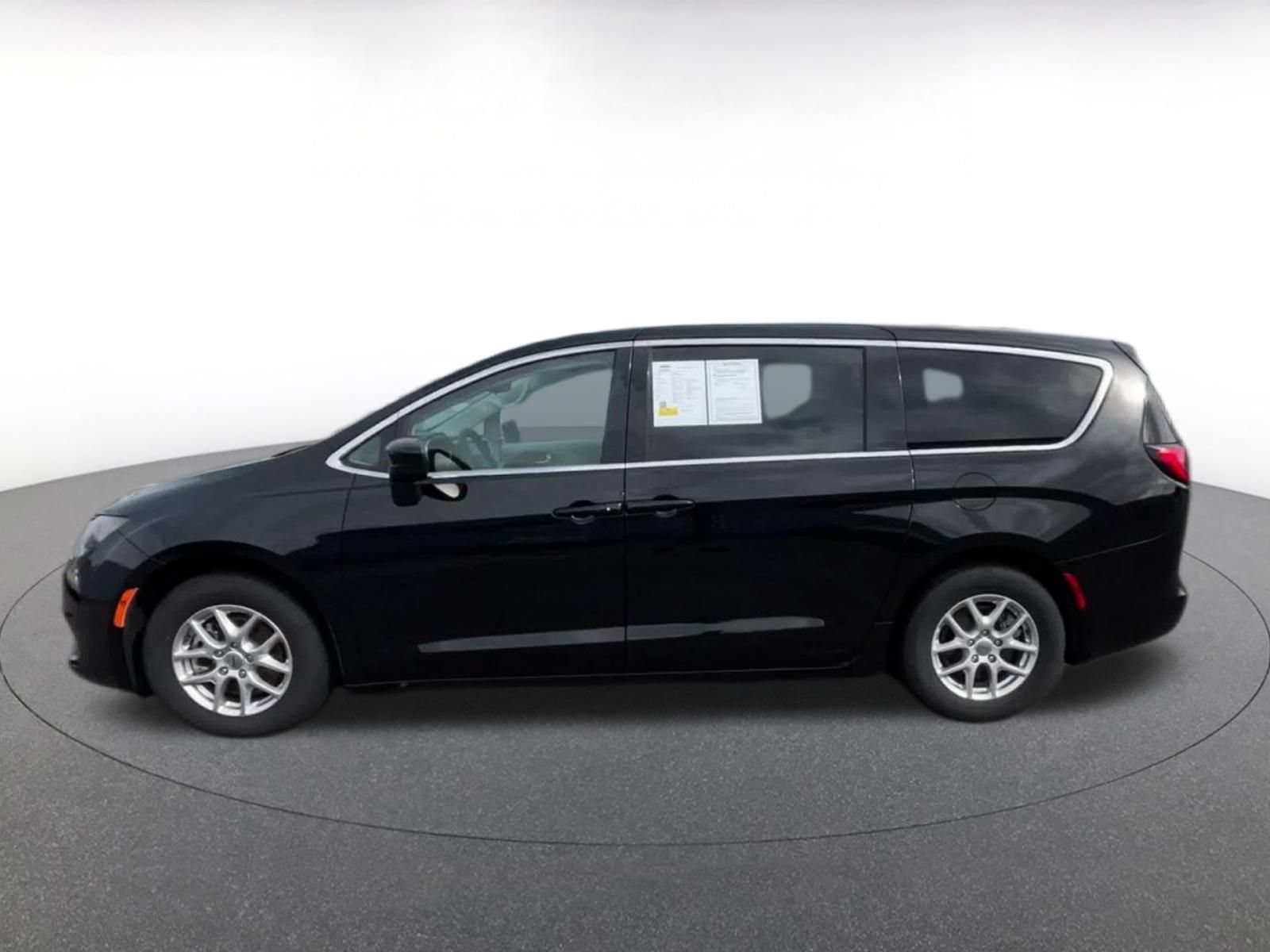 Used 2024 Chrysler Voyager LX FWD image 8