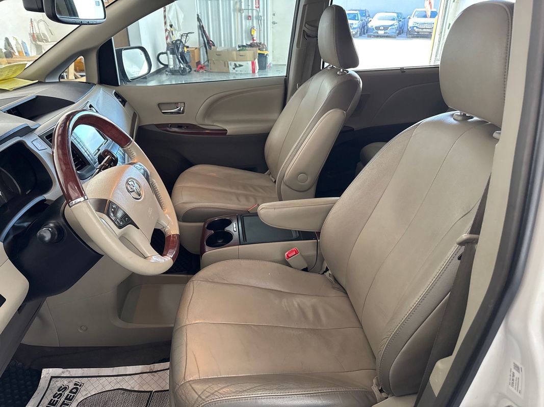 Used 2013 Toyota Sienna Limited w/ Premium Pkg image 9