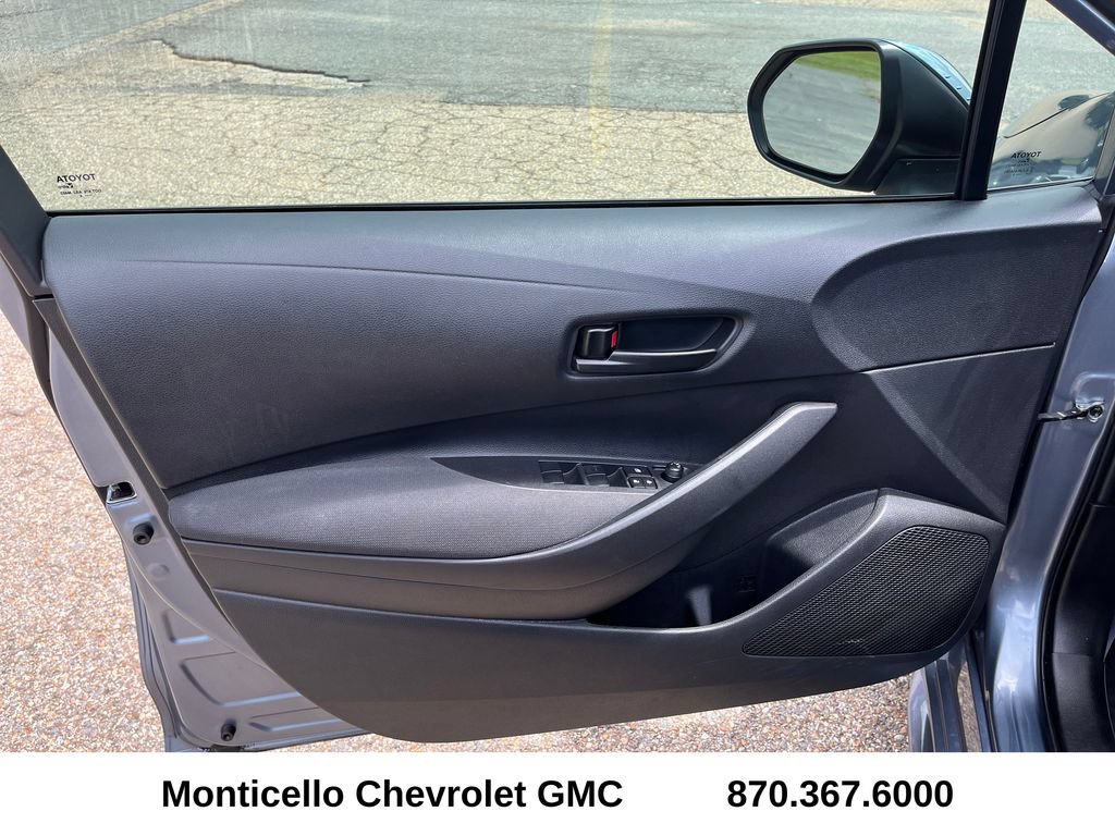Used 2025 Toyota Corolla LE FWD image 9