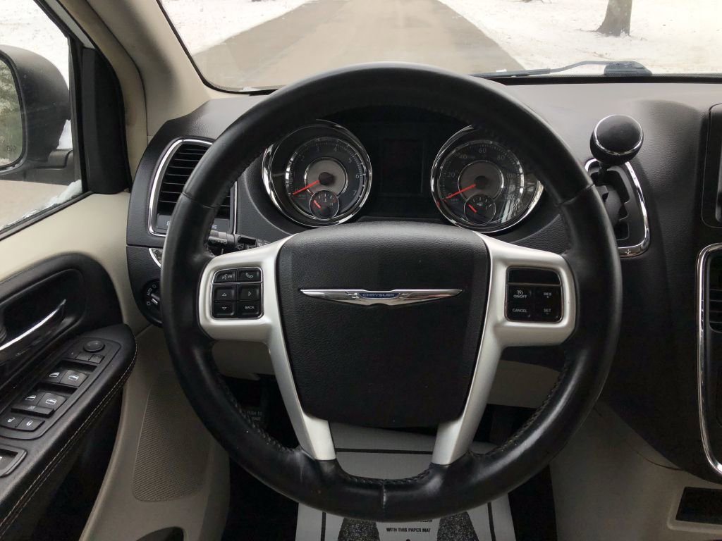Used 2014 Chrysler Town & Country Touring image 15