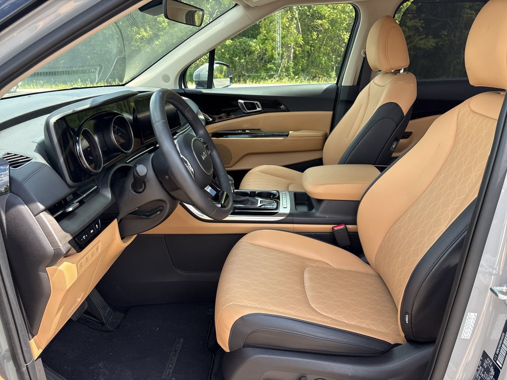 Used 2024 Kia Carnival EX FWD image 18