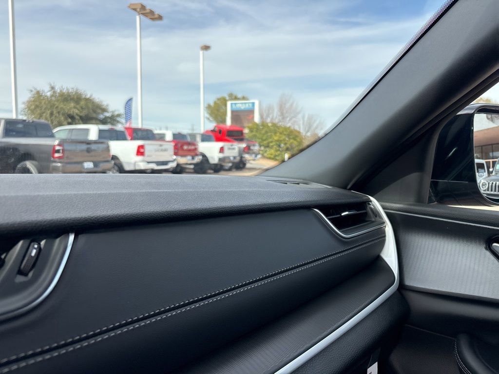 New 2025 Jeep Grand Cherokee Altitude image 34