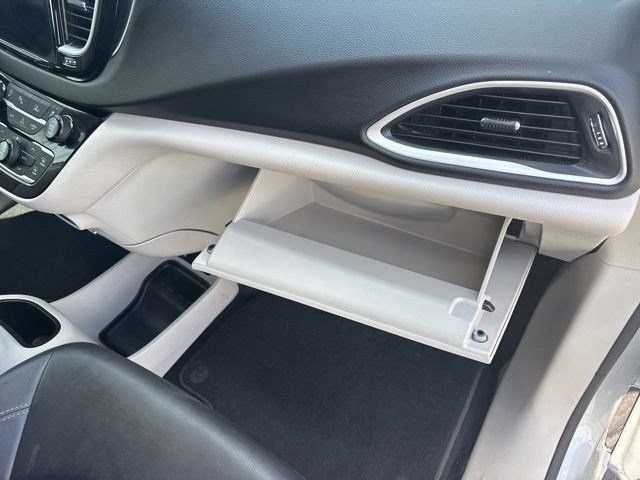 Used 2024 Chrysler Pacifica Touring-L FWD image 40