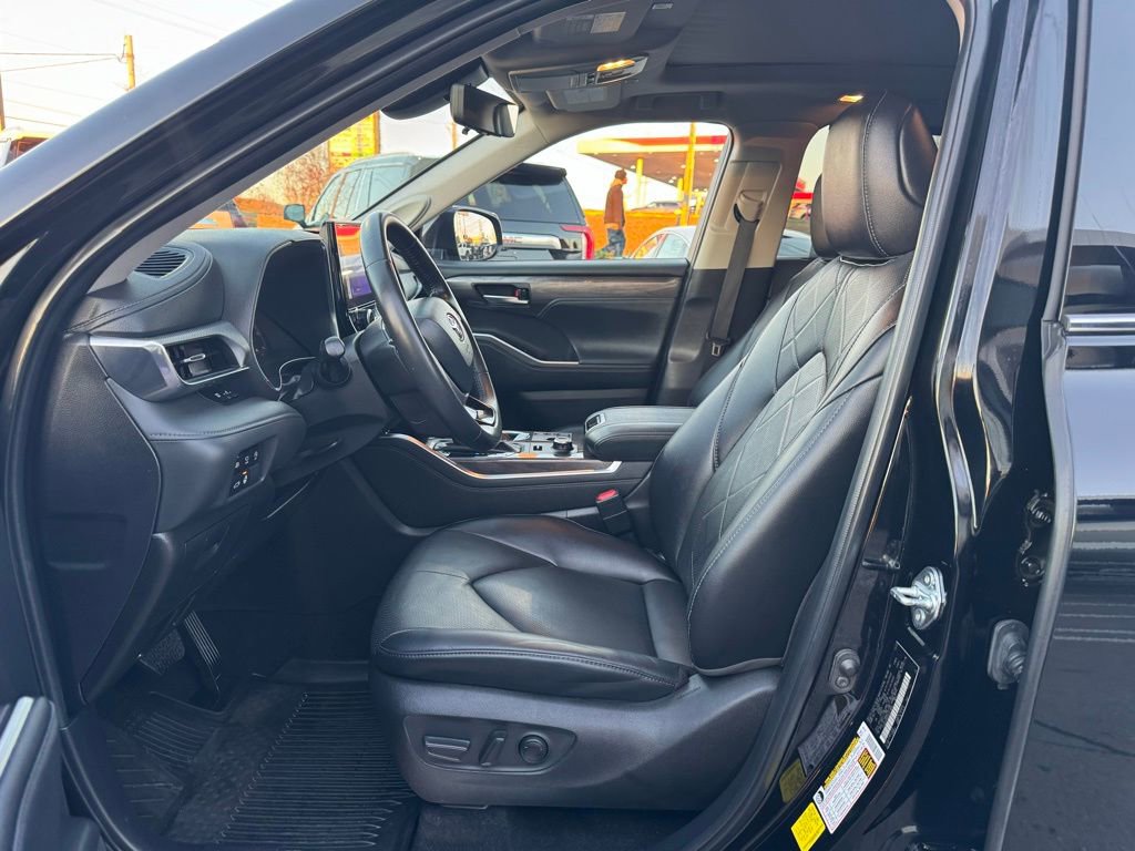 Used 2024 Toyota Highlander Platinum image 18