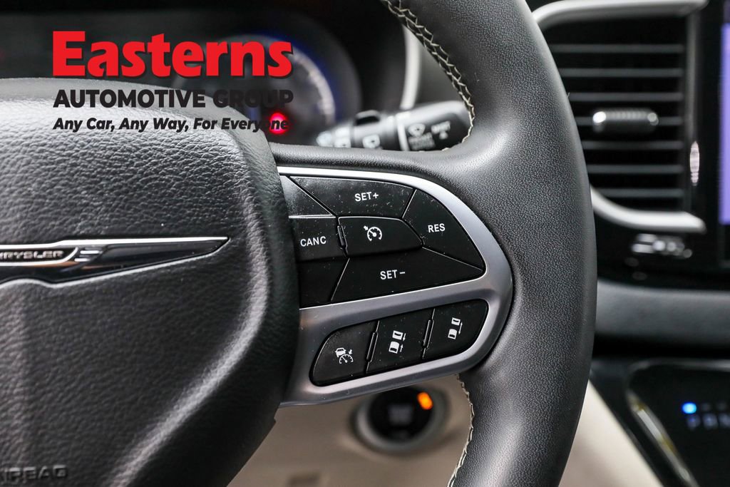 Used 2023 Chrysler Pacifica Touring-L image 16