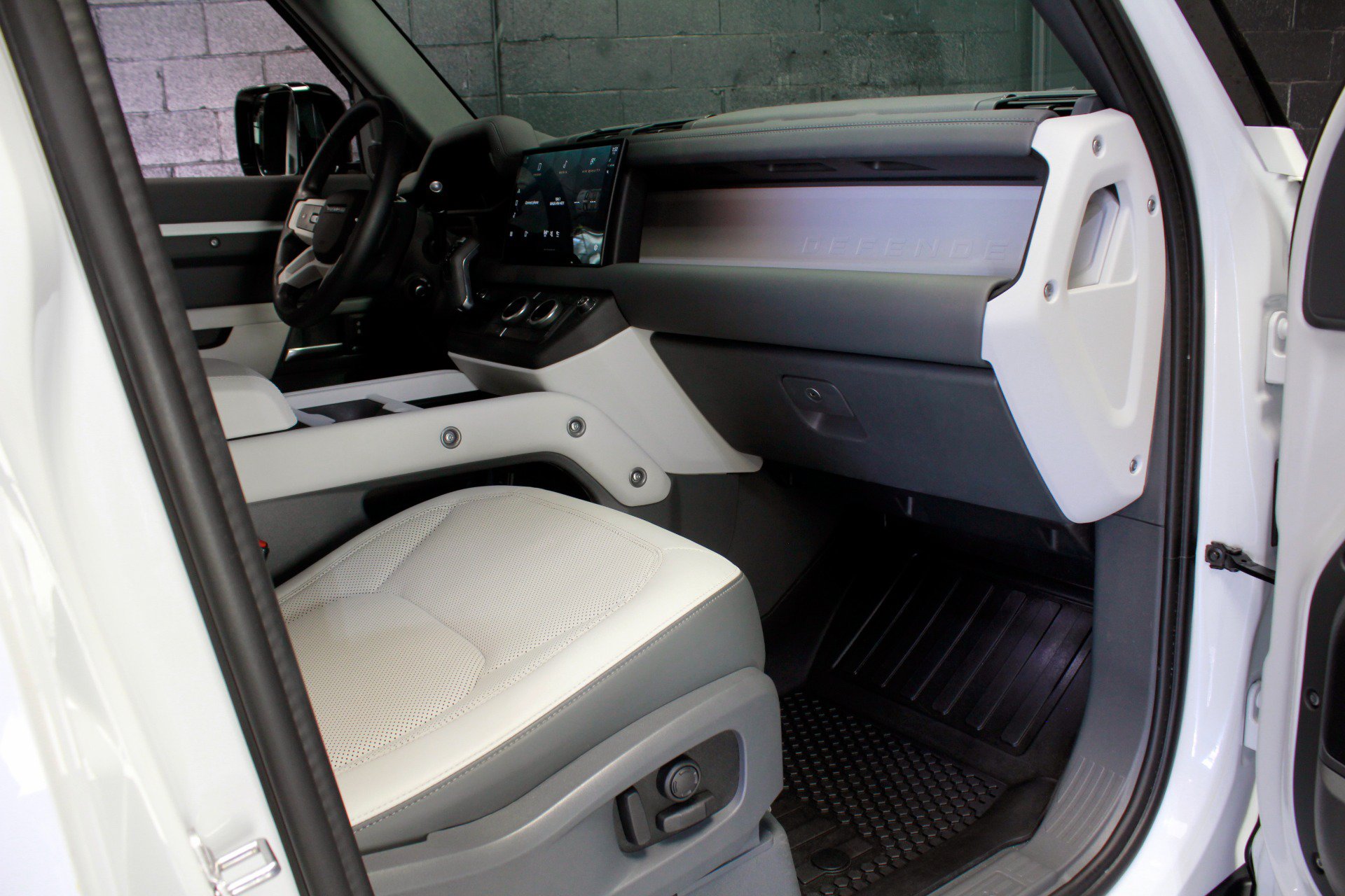 Used 2025 Land Rover Defender 110 X-Dynamic SE AWD/4WD image 53