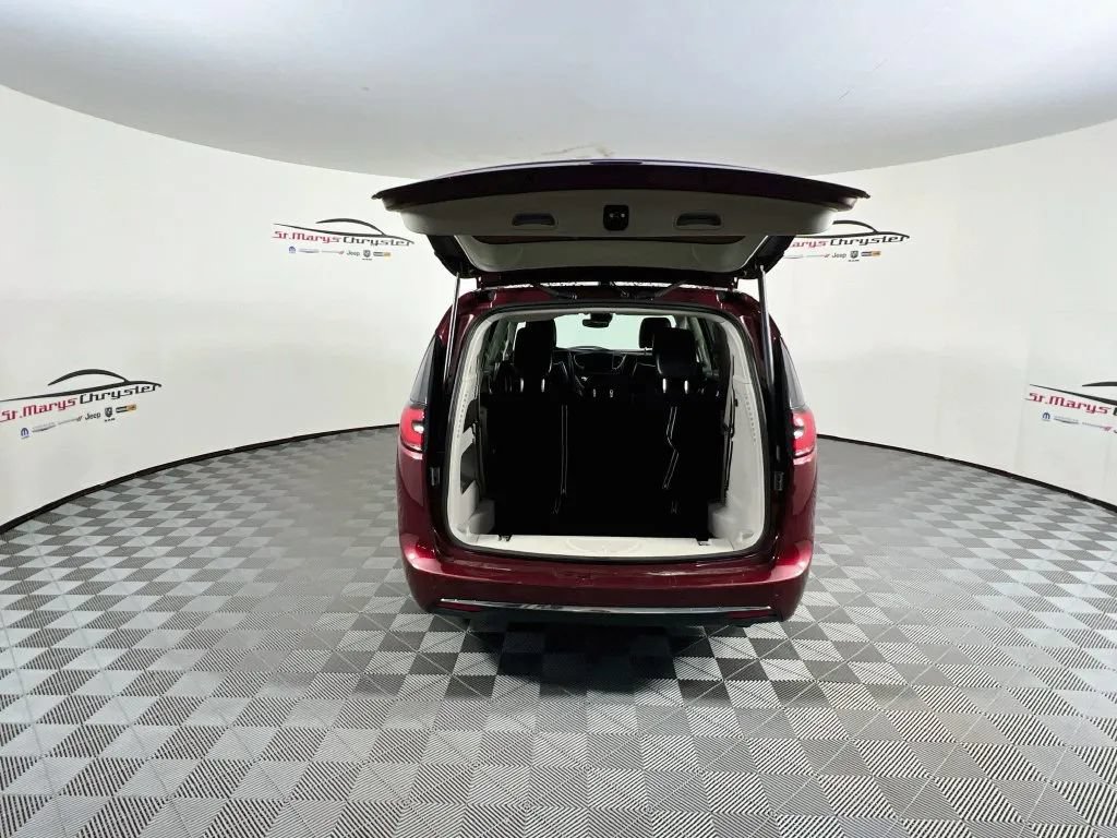 Used 2023 Chrysler Pacifica Limited FWD image 28