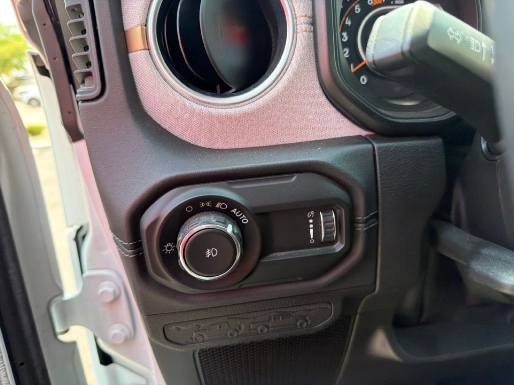 Used 2025 Jeep Wrangler Unlimited Sahara AWD/4WD image 17