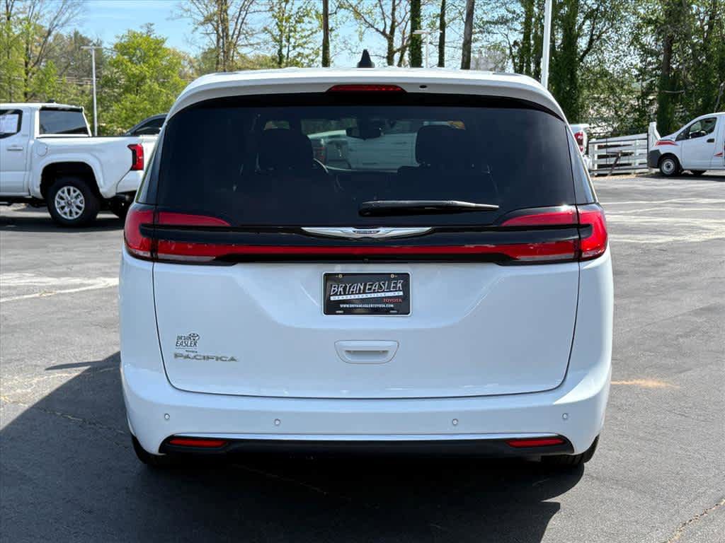 Used 2023 Chrysler Pacifica Touring FWD image 28