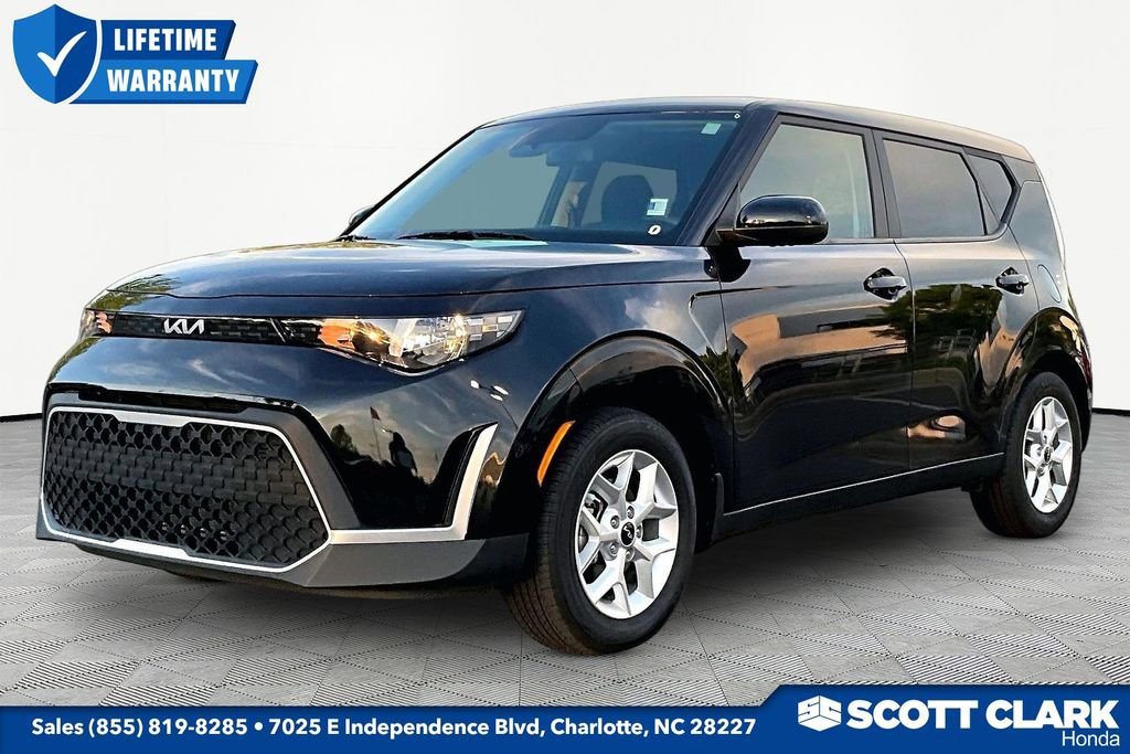 Used 2023 Kia Soul LX w/ LX Technology Package FWD image 3