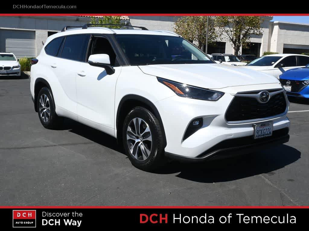 Used 2022 Toyota Highlander XLE FWD image 3