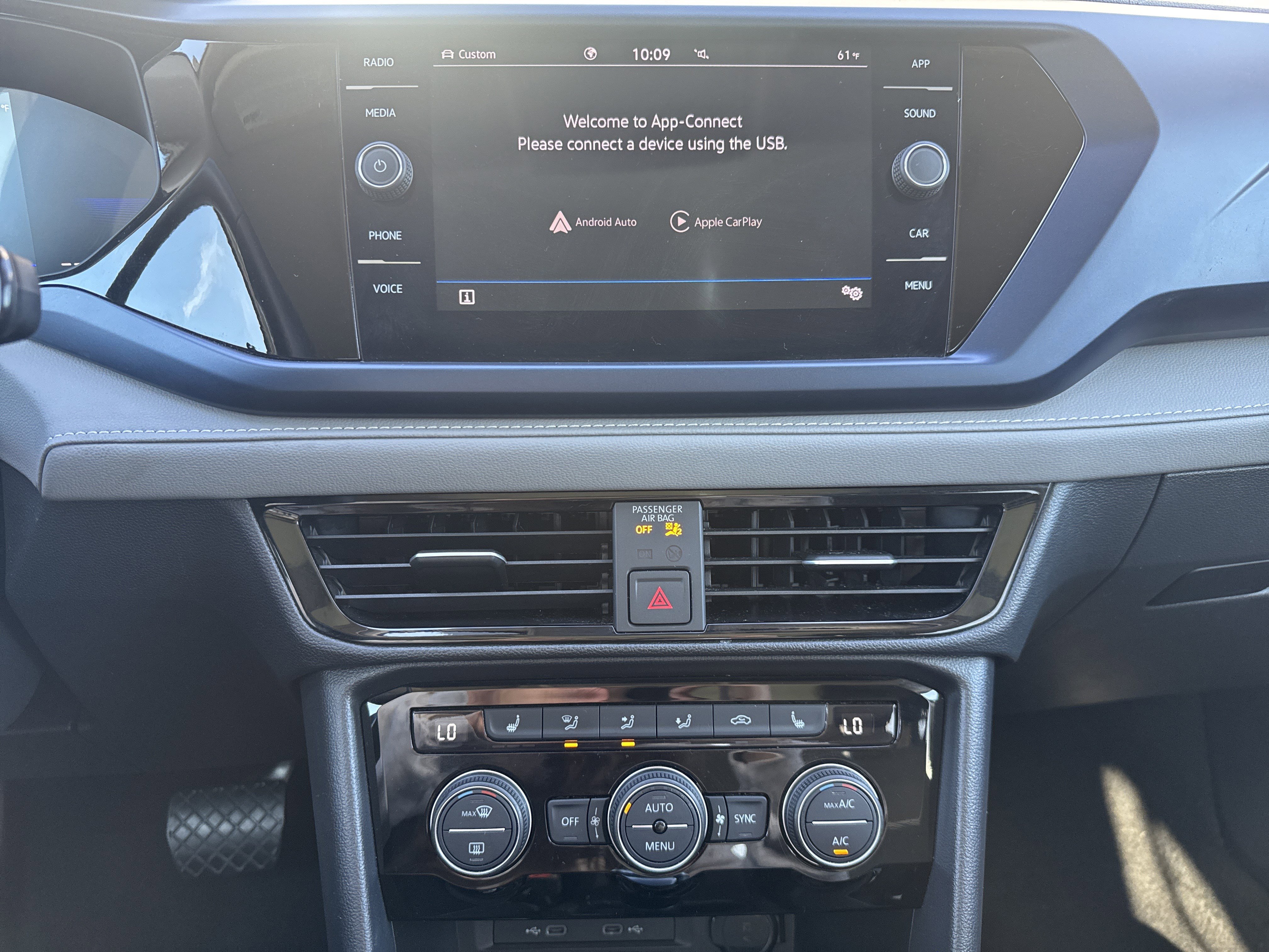 Certified 2024 Volkswagen Taos SE image 12