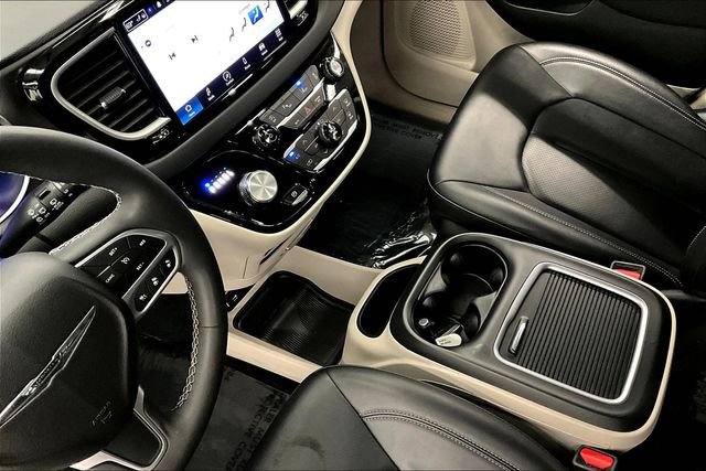 Used 2024 Chrysler Pacifica Touring-L image 16