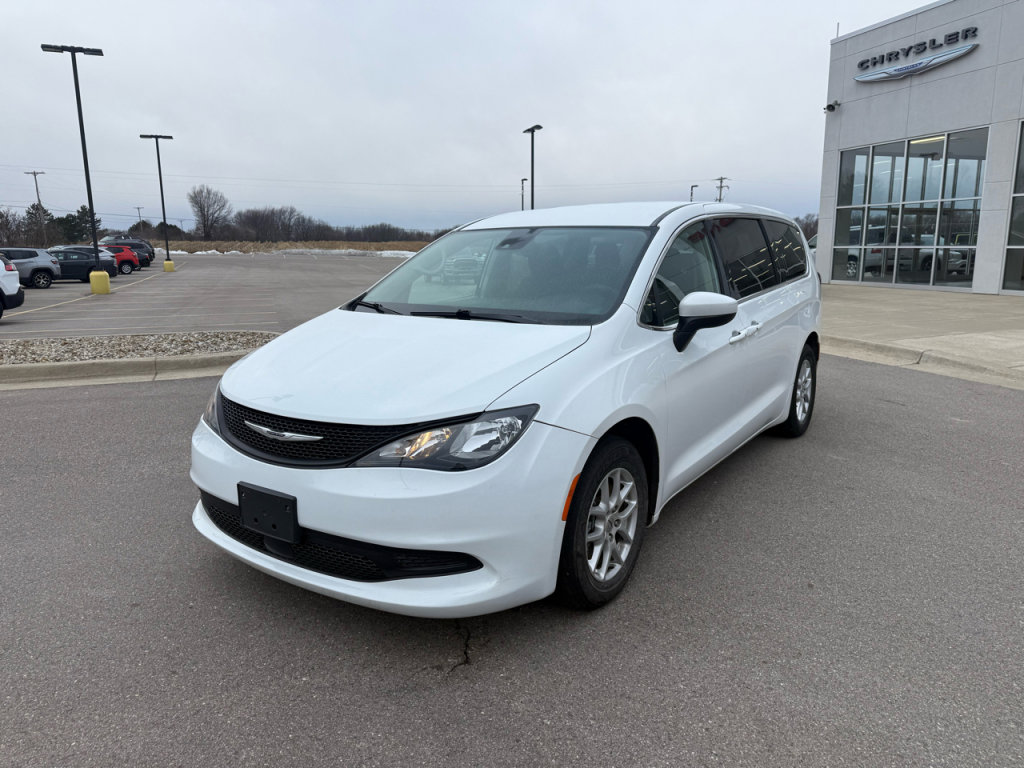 Used 2023 Chrysler Voyager LX image 7