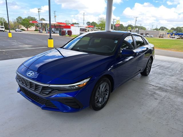 Used 2025 Hyundai Elantra Blue image 3