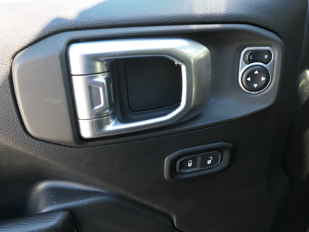 Used 2024 Jeep Wrangler Unlimited AWD/4WD image 16