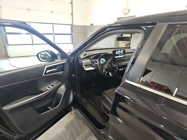 Used 2022 Mitsubishi Outlander SE image 9