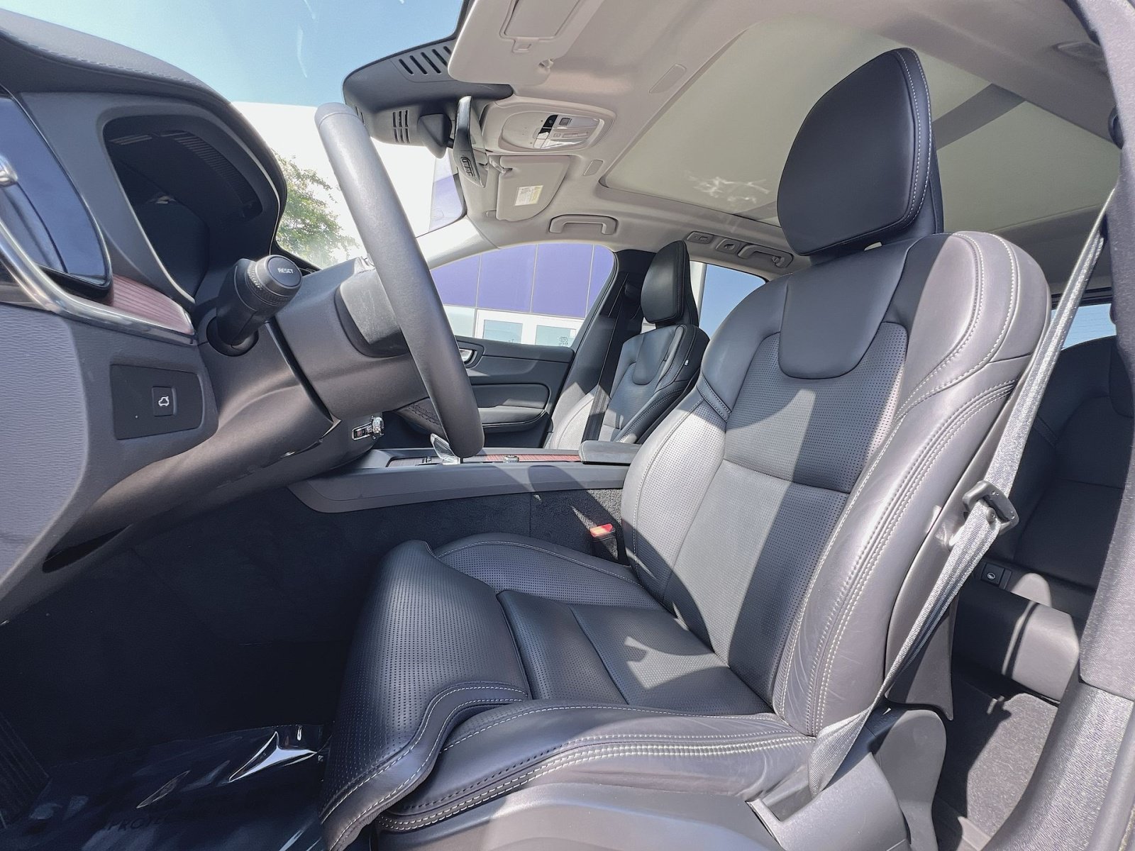 Certified 2024 Volvo XC60 B5 Ultimate w/ Protection Package Premier AWD/4WD image 13