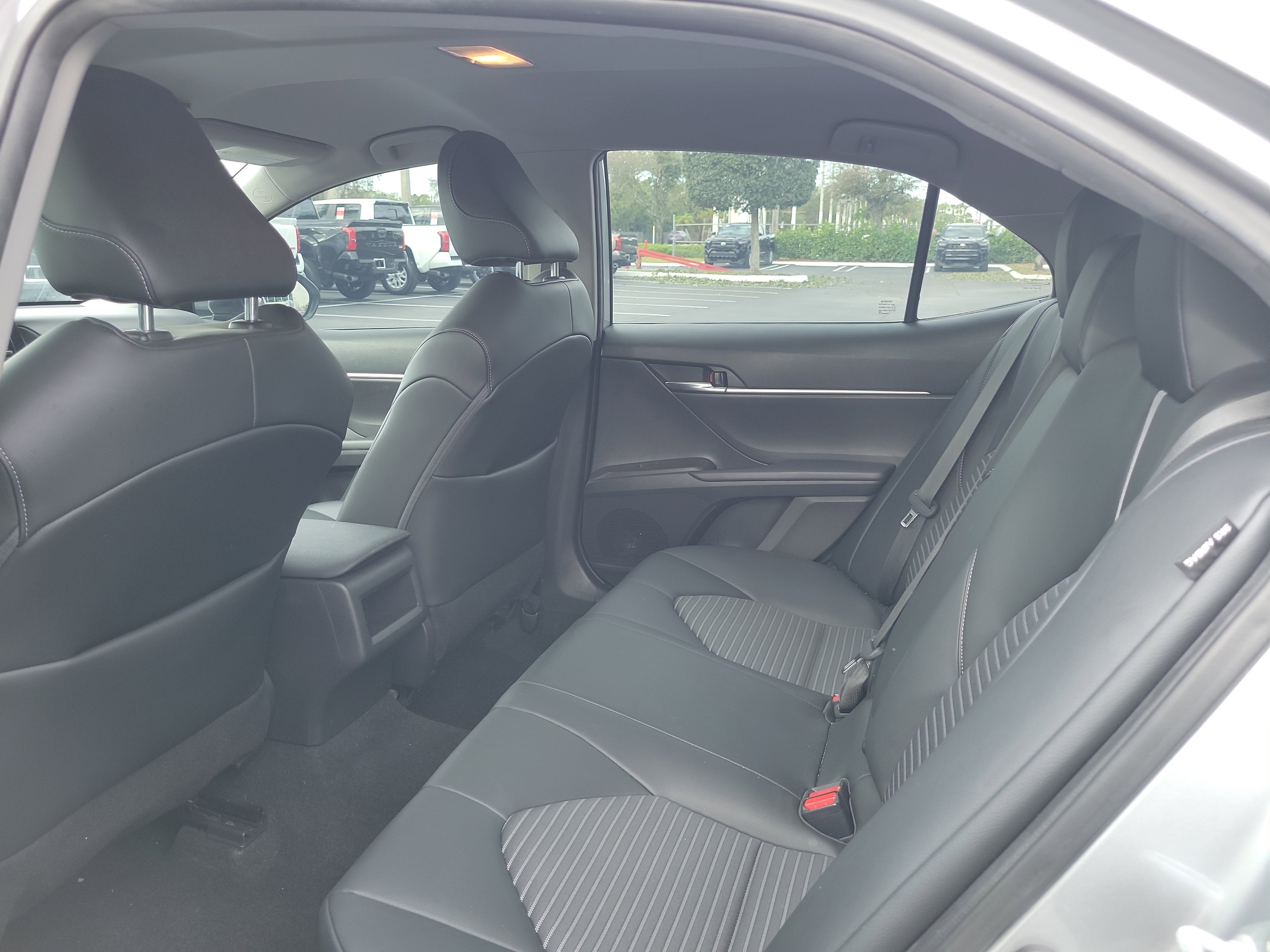 Used 2022 Toyota Camry SE image 18