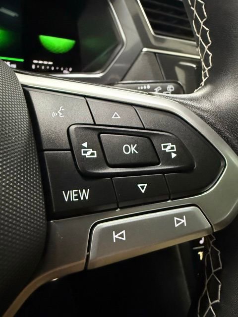 Used 2023 Volkswagen Tiguan SE R-Line AWD/4WD image 32