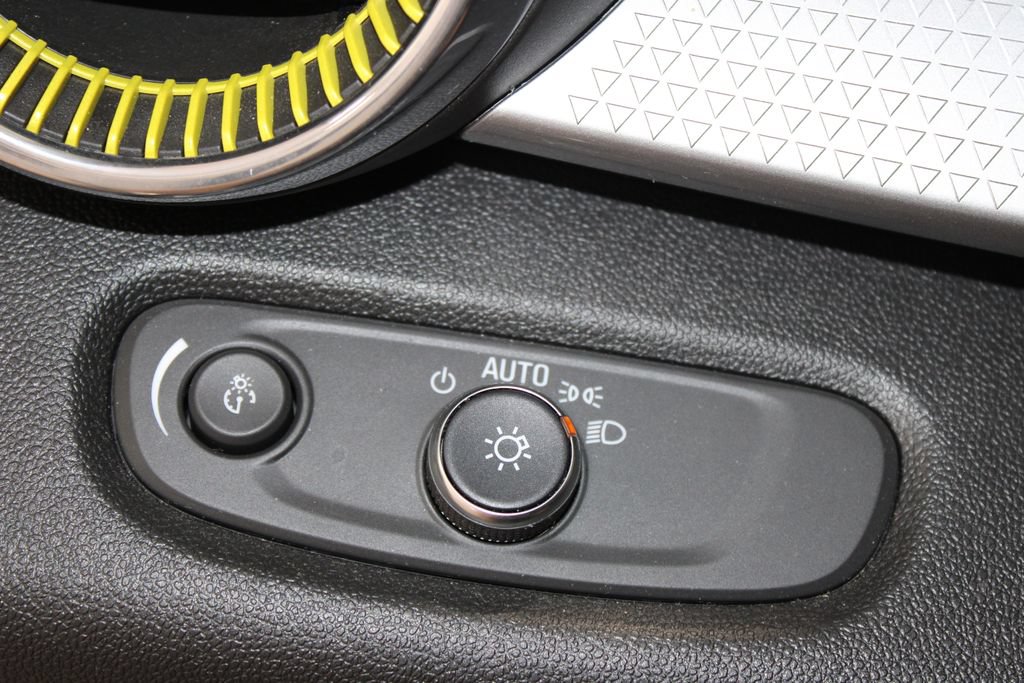Used 2025 Chevrolet Trax LT FWD image 44