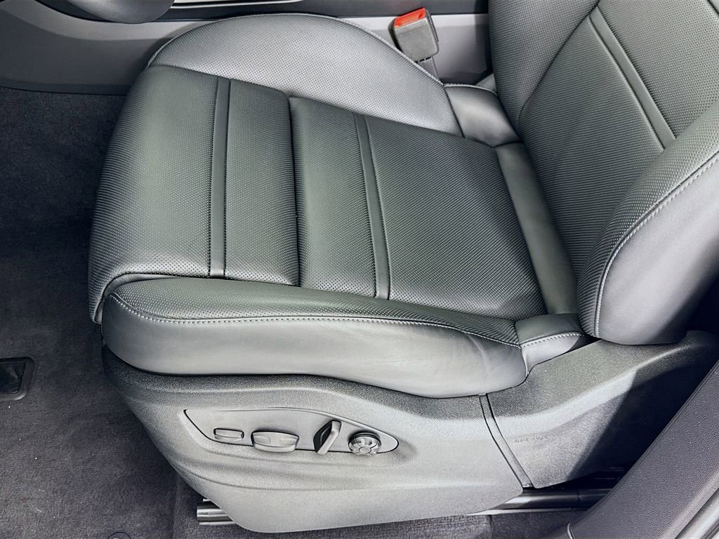 Certified 2025 Porsche Cayenne E-Hybrid image 13