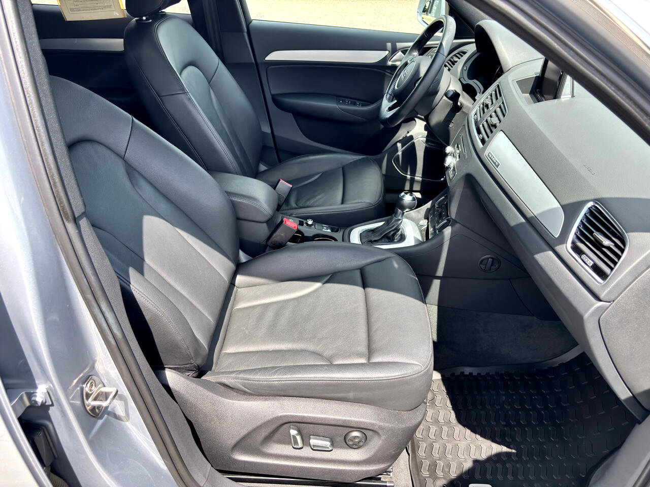 Used 2018 Audi Q3 2.0T Premium Plus w/ Premium Plus Package image 25