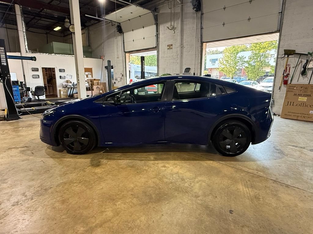 Used 2023 Toyota Prius LE FWD image 4