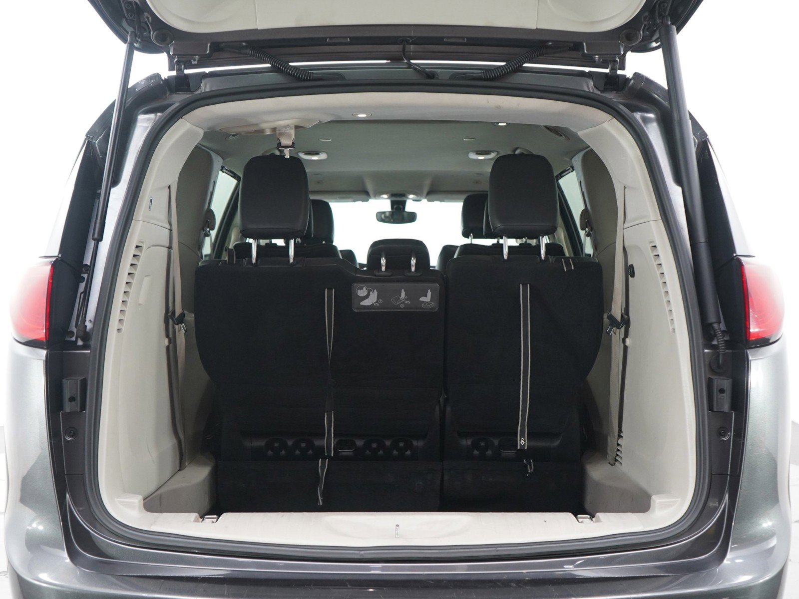 Used 2019 Chrysler Pacifica Touring-L image 18