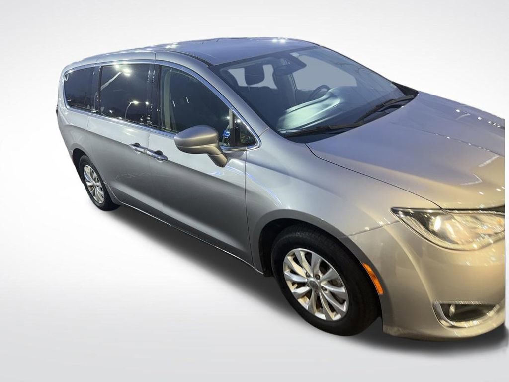 Used 2018 Chrysler Pacifica Touring Plus image 8