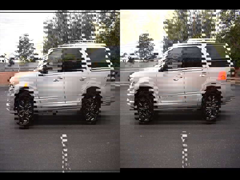 Used 2017 Lincoln Navigator Select image 4