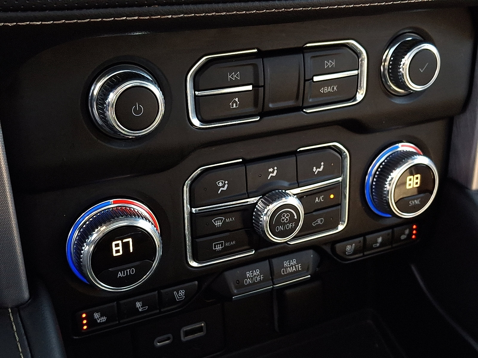 Used 2022 GMC Yukon SLT w/ SLT Premium Package image 16