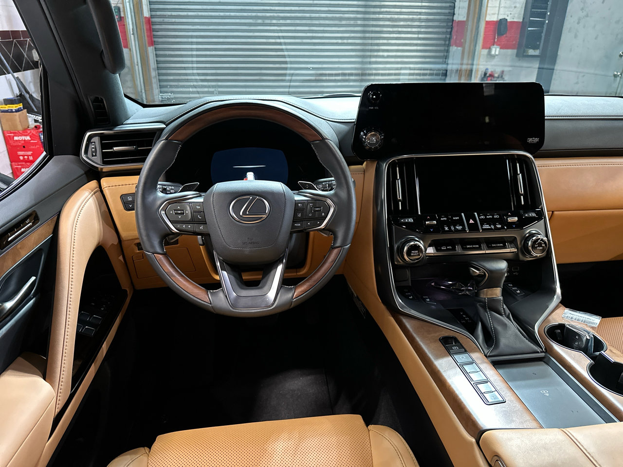 Used 2024 Lexus LX 600 4WD w/ Luxury Package image 15