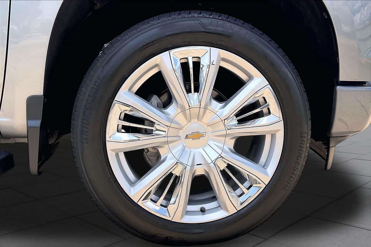 Used 2023 Chevrolet Silverado 1500 High Country w/ High Country Premium Package AWD/4WD image 19