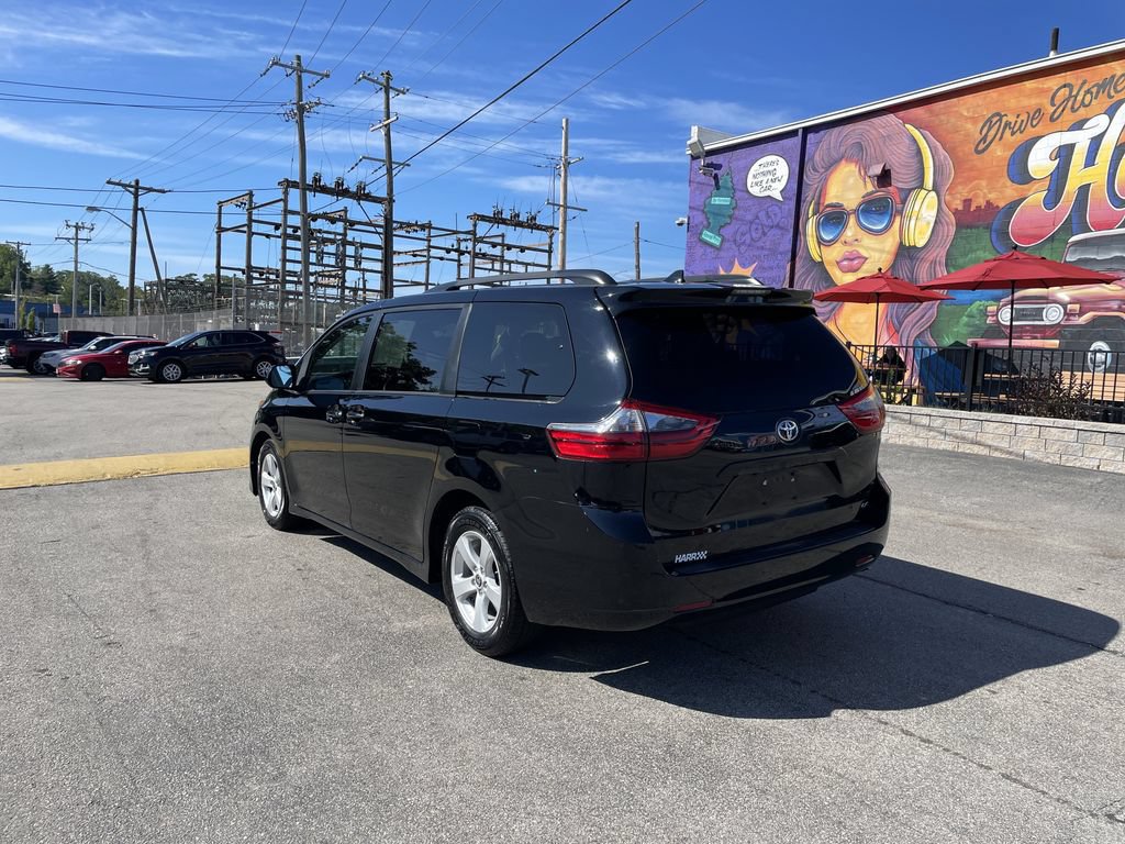 Used 2020 Toyota Sienna LE w/ LE Preferred Package FWD image 3